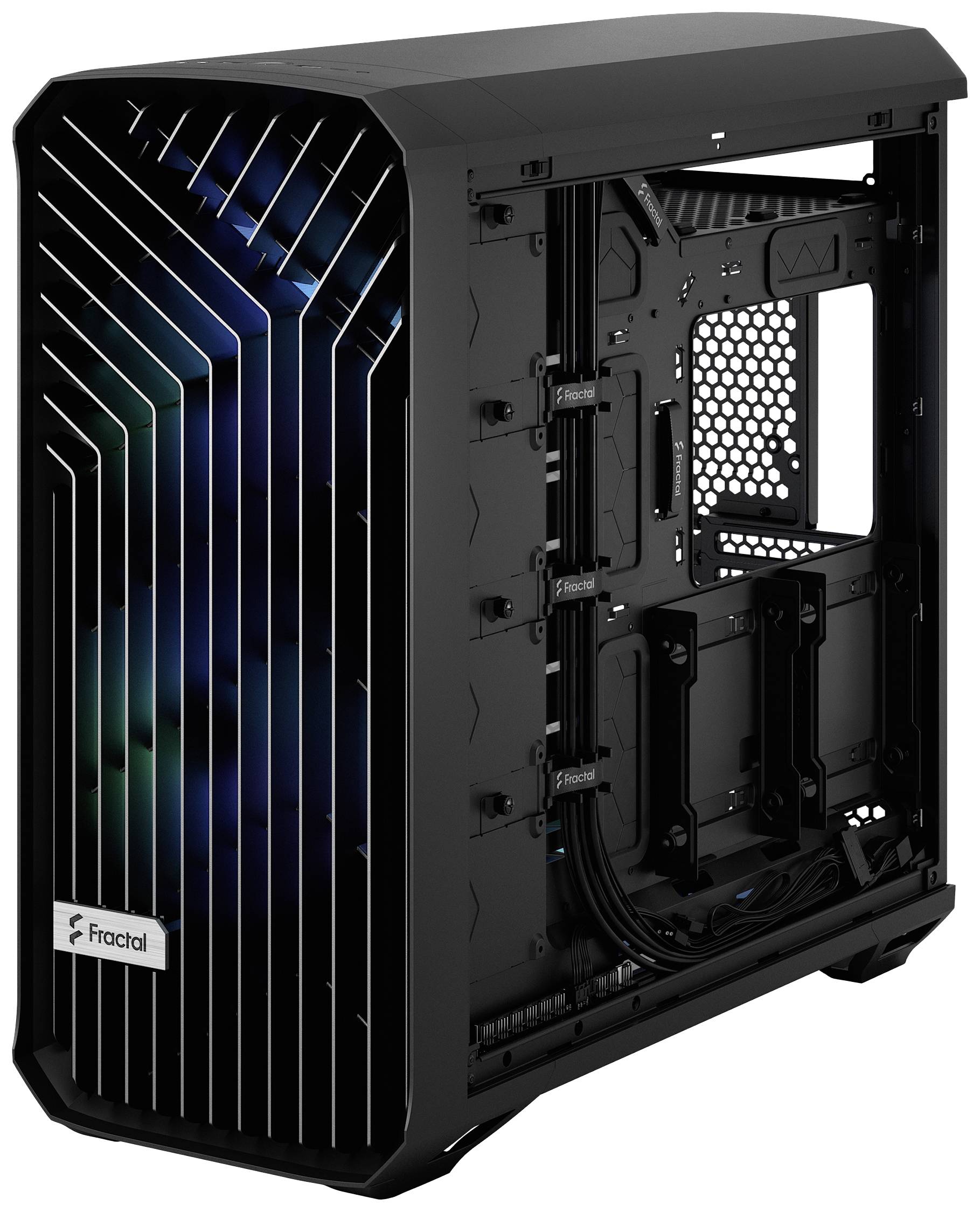 Schwarzes PC-Gehäuse mit offenem Seitenteil zeigt Innenraumgestaltung und Kabelmanagementoptionen. Vorne ein Gitterdesign.