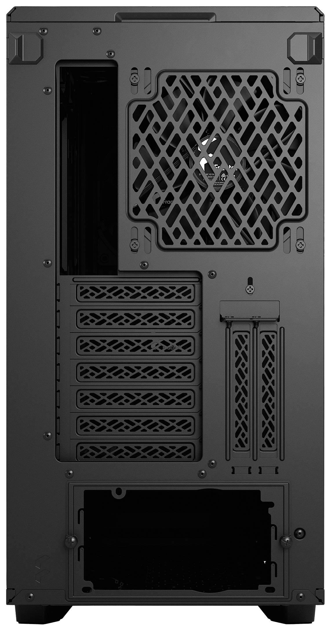 Rückseite eines Computergehäuses in Schwarz mit Lüftungsgitter und mehreren Erweiterungssteckplätzen. Rückseite ist offen für Kabelzugang.