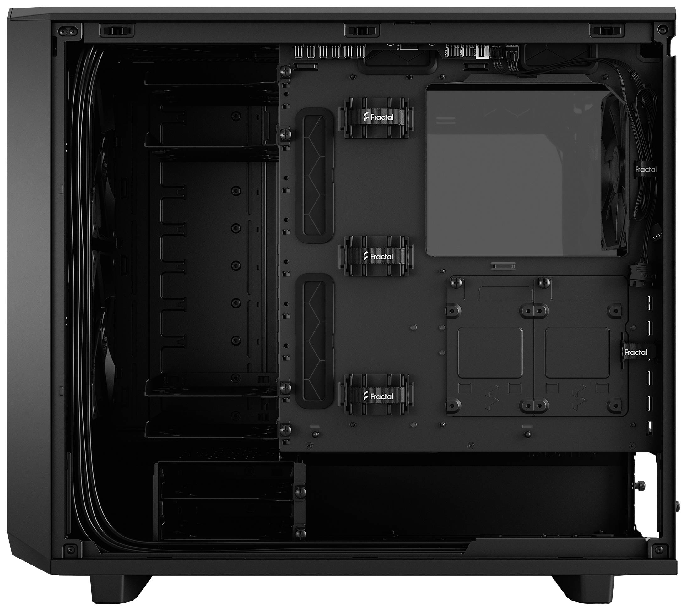 Schwarzes Computer-Gehäuse, geöffnet, zeigt Innenstruktur mit Kabelmanagement, Lüfterhalterungen und Laufwerksschächten.