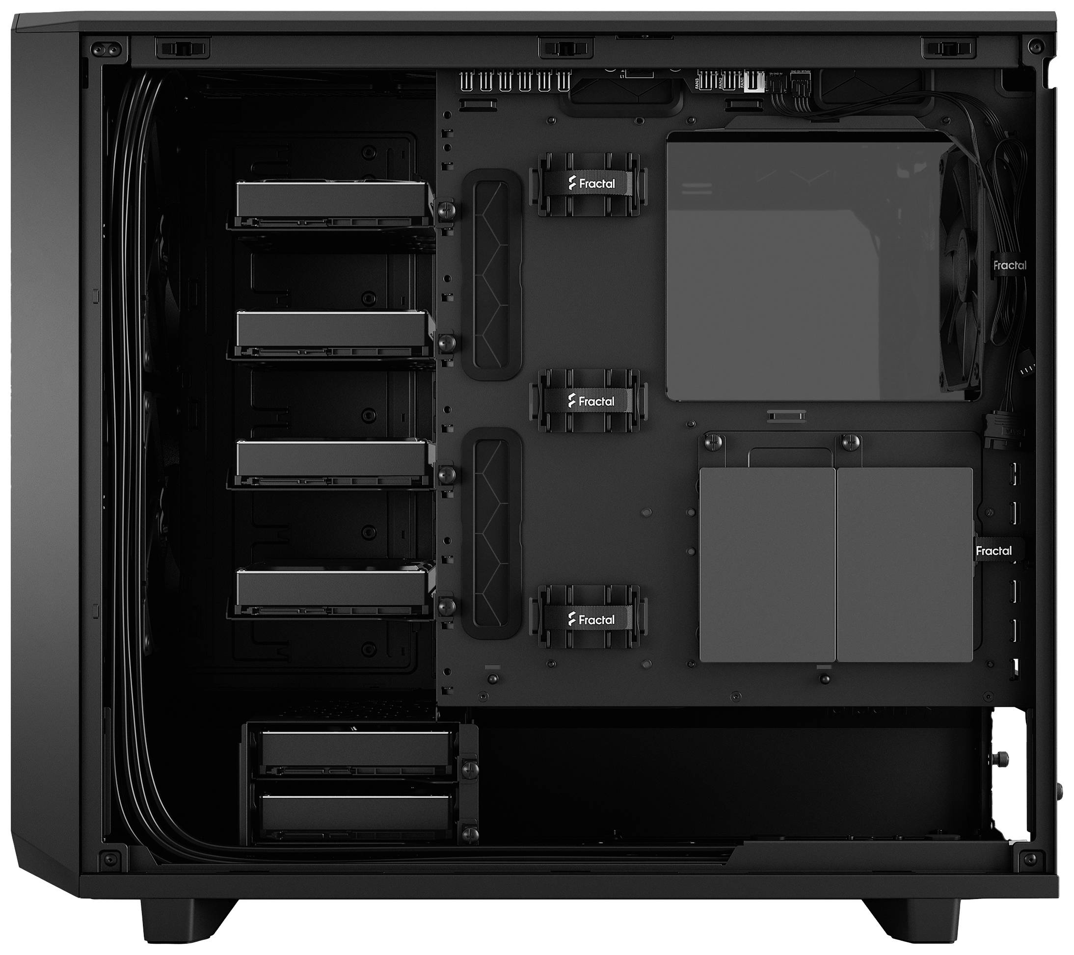 Ein leeres Computergehäuse in Schwarz, mit mehreren Festplatteneinschüben und Kabelmanagementsystem, zeigt die Innenstruktur.