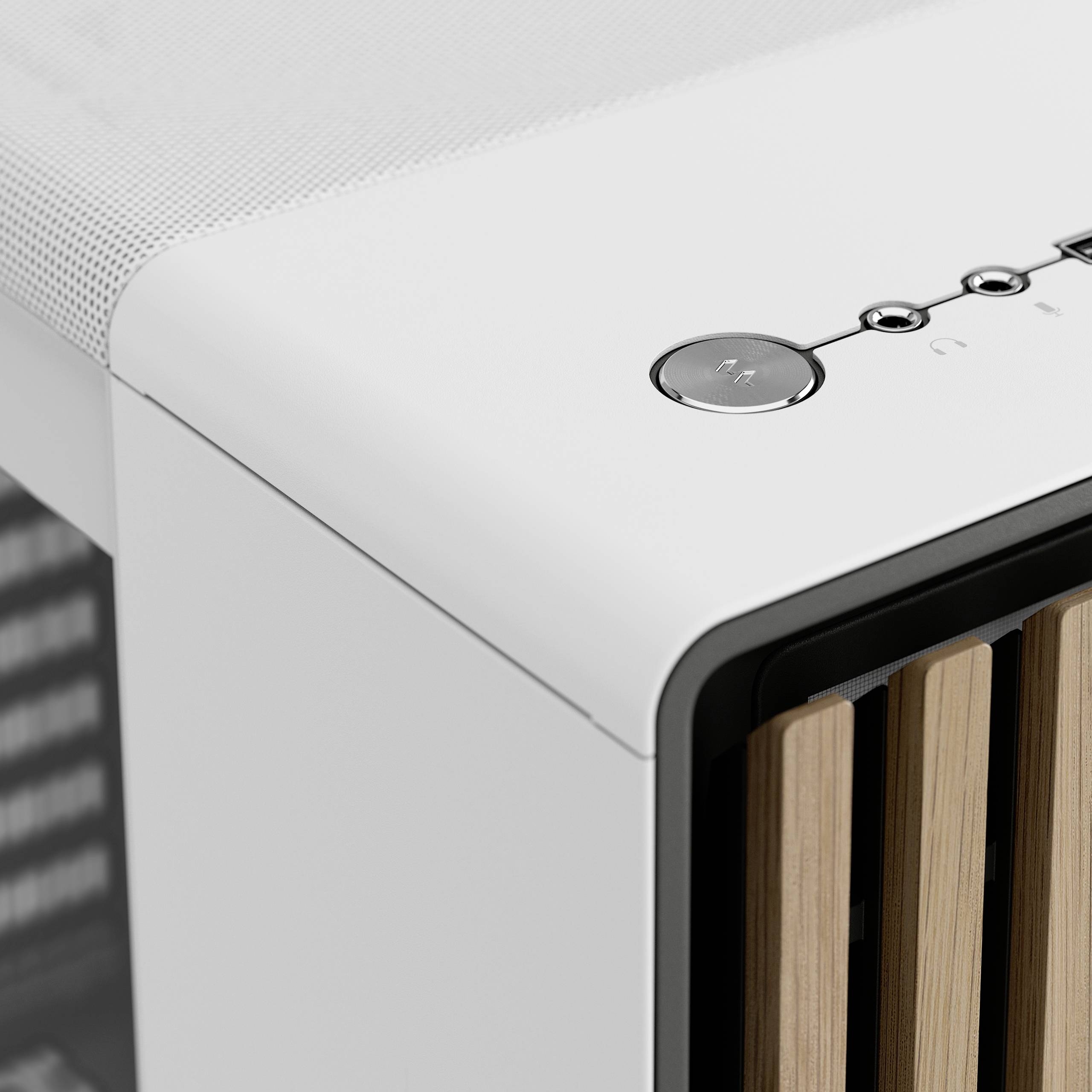 Weiße, moderne Lautsprecheranlage in Nahaufnahme mit sichtbaren Bedienelementen und Holzdetails an der Front.