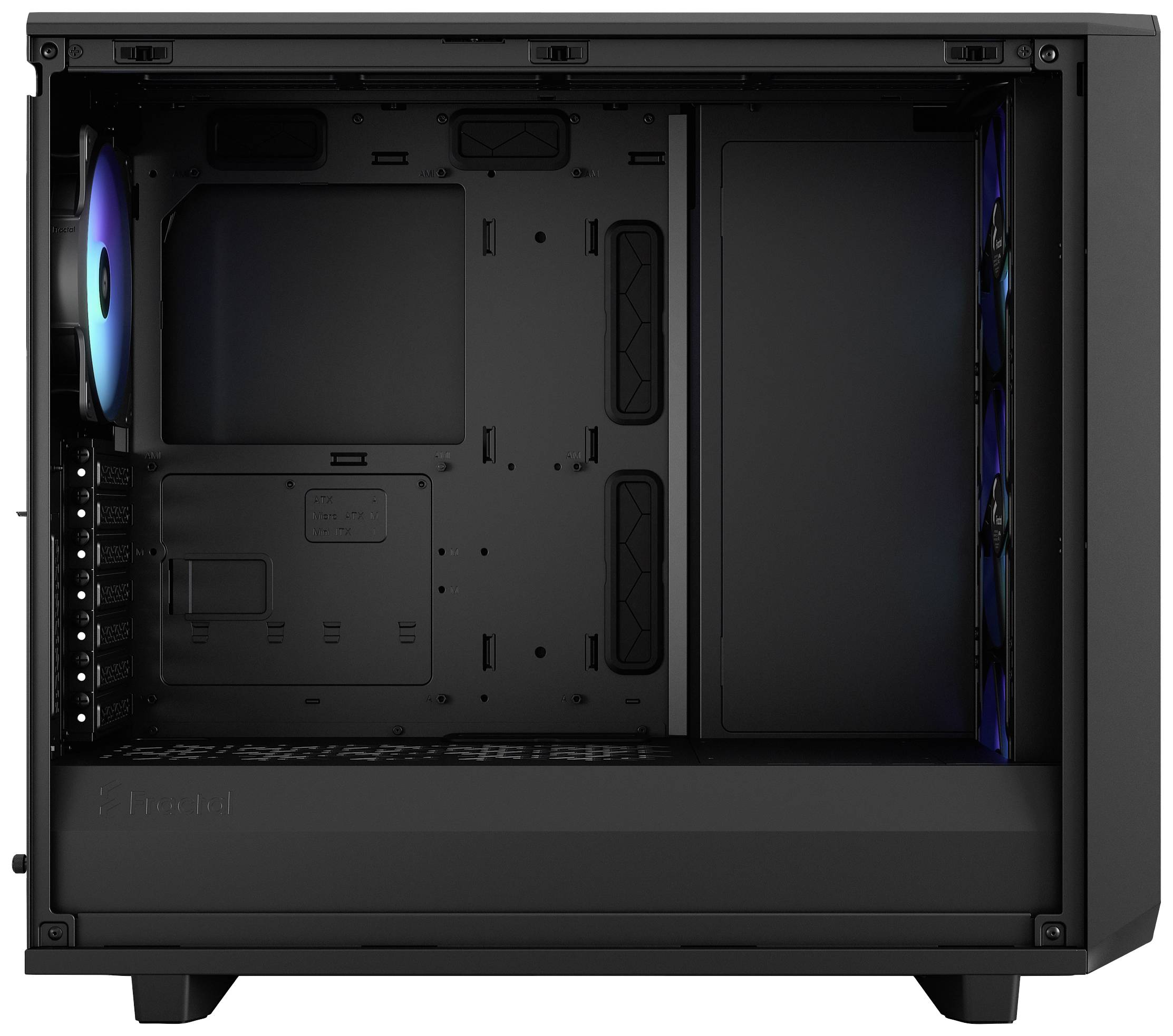 Schwarzes Computergehäuse mit seitlicher Öffnung, offenem Innenraum und sichtbaren Lüftern.