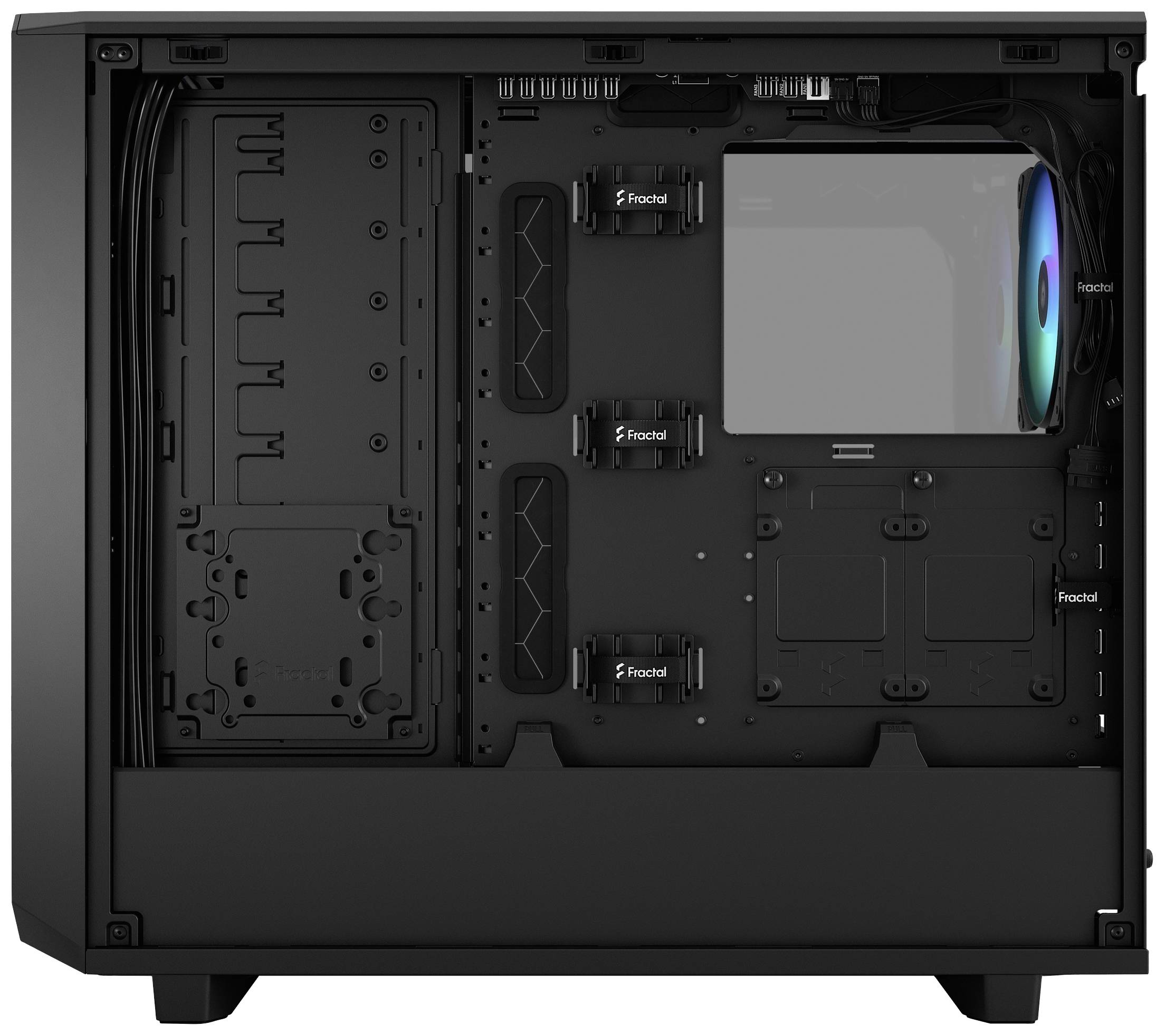 PC-Gehäuse mit offenem Innenraum. Sichtbare Kabel-Management-Schächte und mehrere Lüfterhalterungen, eine mit RGB-Lüfter.