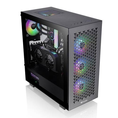 Schwarzer Computer mit seitlichem Glasfenster, zeigt bunte LED-Beleuchtung und leistungsstarke Grafikkarte im Inneren.