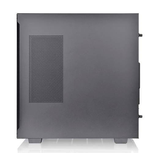 Ein graues Computergehäuse mit seitlichem Lüftungsgitter, geschlossen und aufrecht stehend.