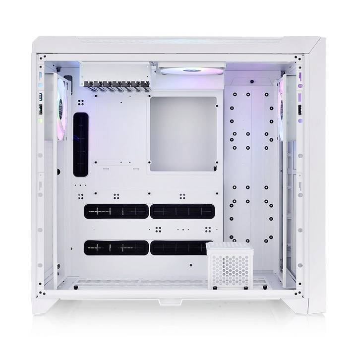 Weißes PC-Gehäuse, innenbeleuchtet, zeigt Platz für Komponenten, einschließlich Lüftermontagen und Kabelmanagement-Systeme.