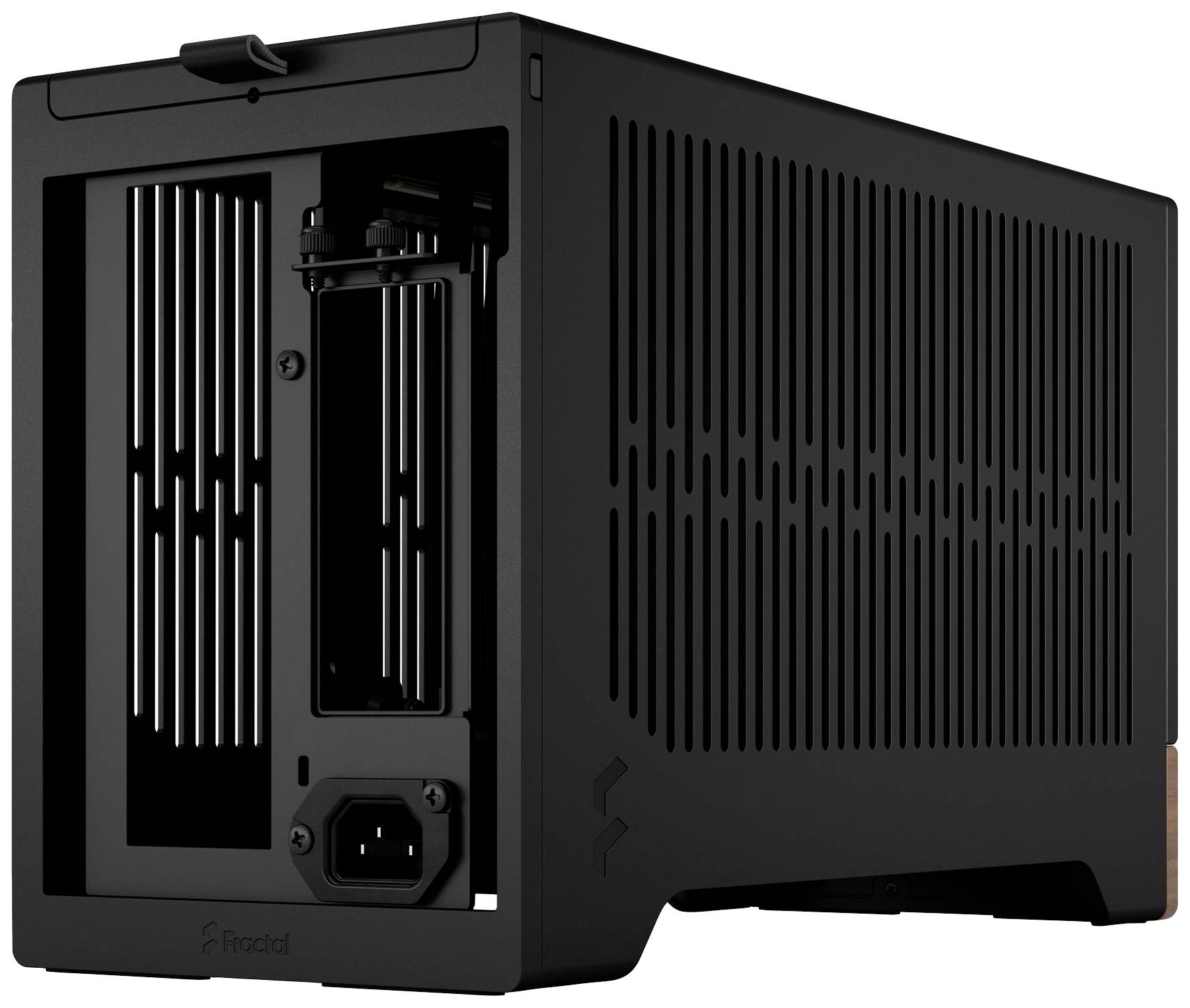 Ein schwarzes, rechteckiges Computergehäuse mit seitlichen Lüftungsschlitzen und einem geöffneten Rückteil für Anschlüsse und Kabel.