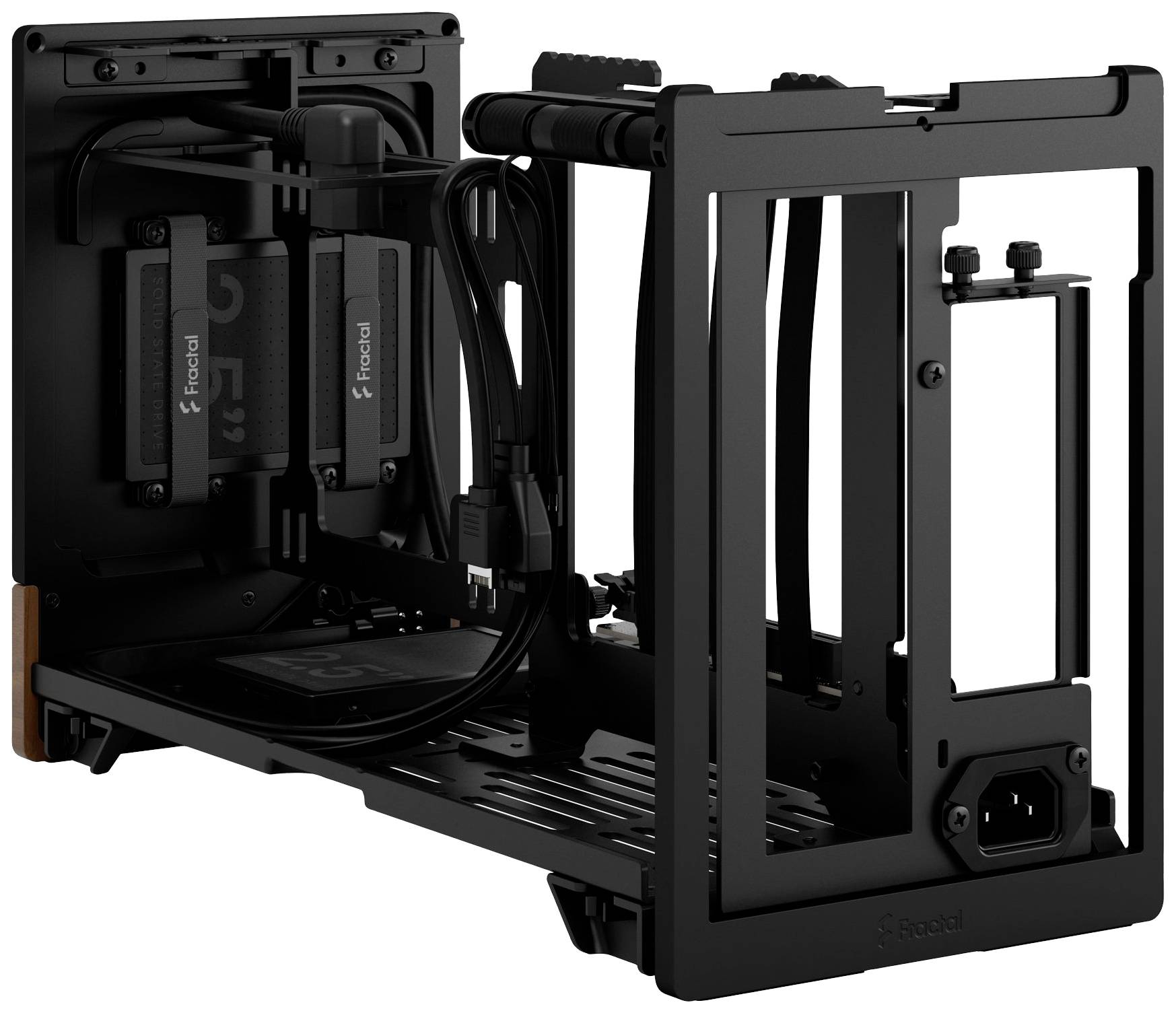 Computergehäuse in offener Position mit sichtbar montierten Festplatten und Anschlüssen. Schwarzes Design, robustes Gestell.