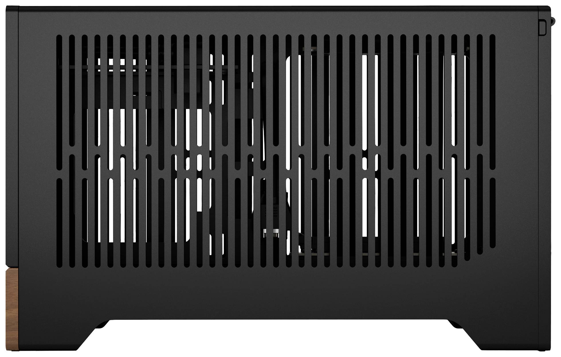 Ein schwarzes Computergehäuse mit vertikalen Lüftungsschlitzen, zeigt einen darin installierten Lüfter.