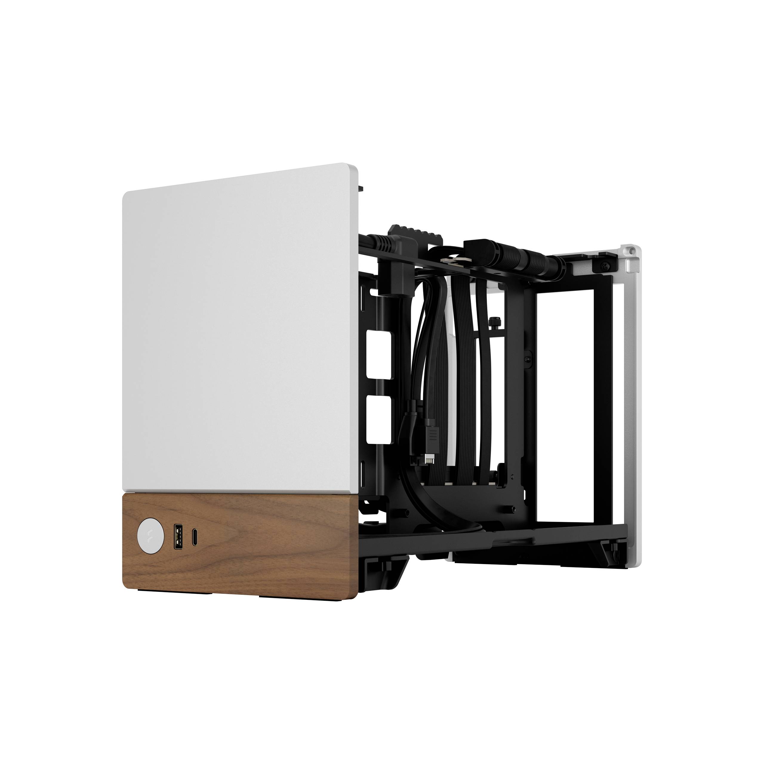 Ein offenes Computergehäuse mit weißen Paneelen und Holzdetails. Kabel und Anschlüsse sind sichtbar.