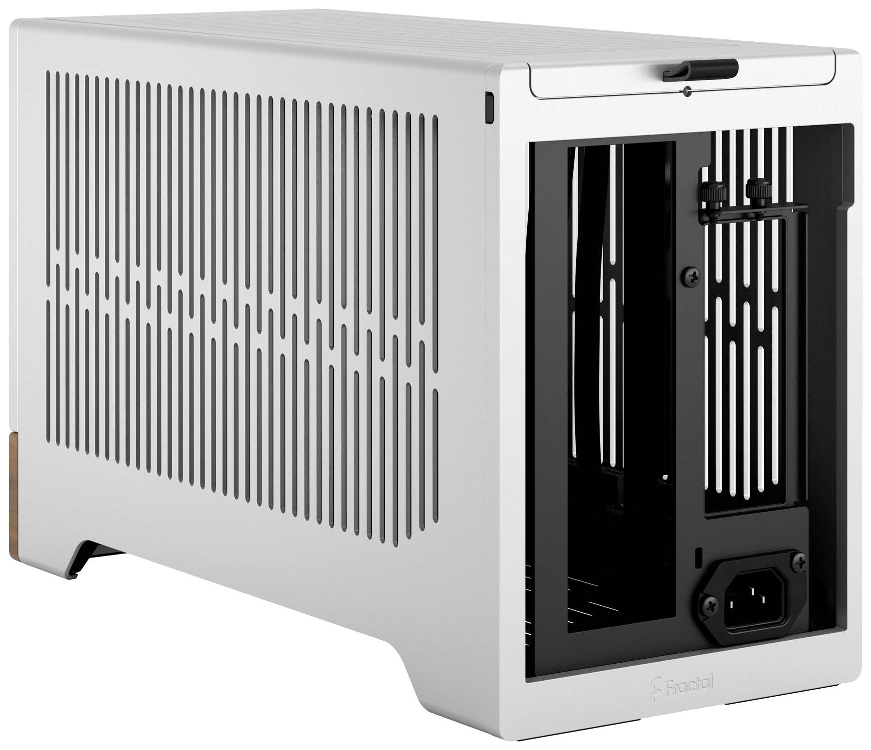 Ein silbernes Computergehäuse mit Lüftungsschlitzen und einem offenen Rückteil, geeignet für den Bau kompakter PCs.