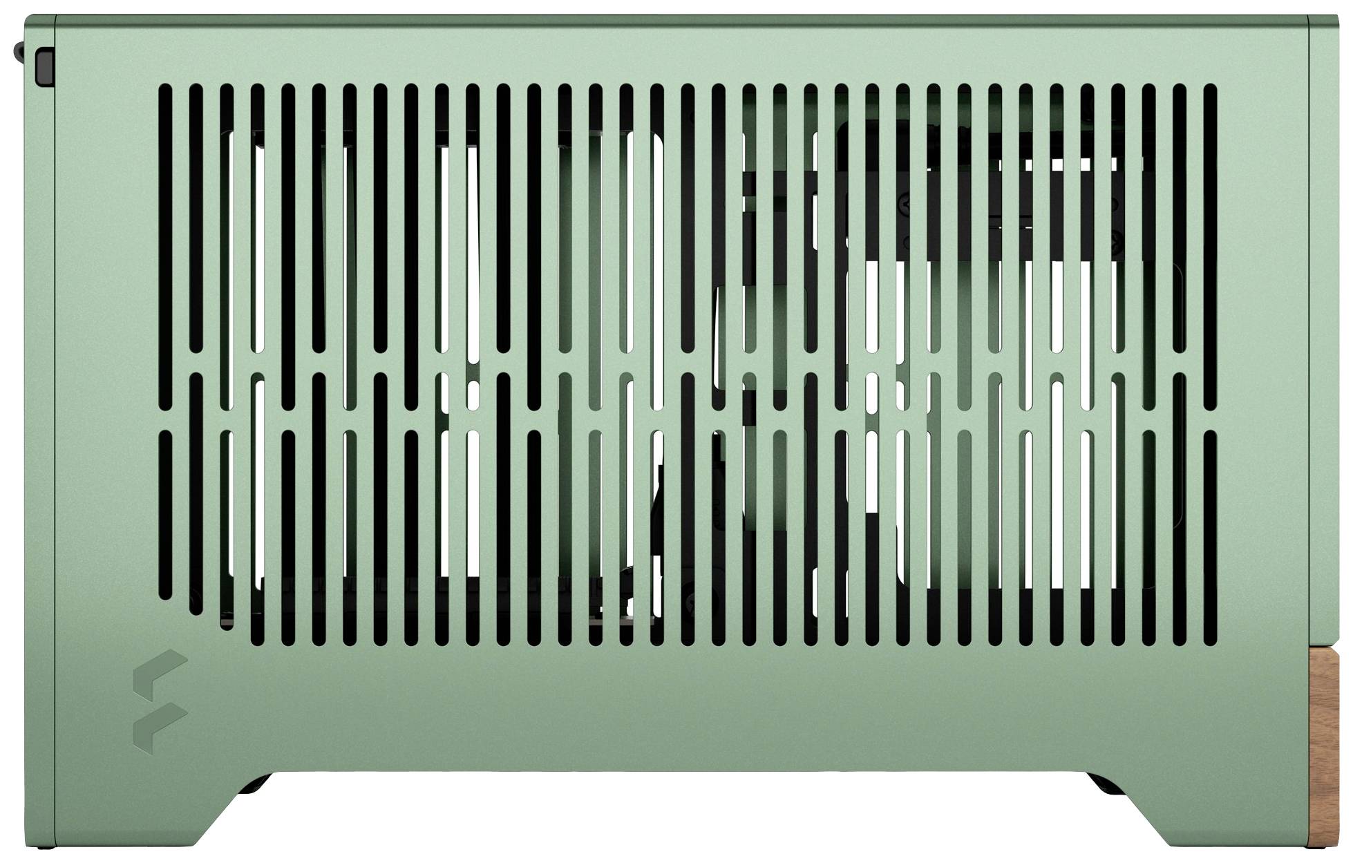 Grünes Computergehäuse mit vertikalen Lüftungsschlitzen, die interne Komponenten teilweise sichtbar machen. Dezentes Logo unten links.