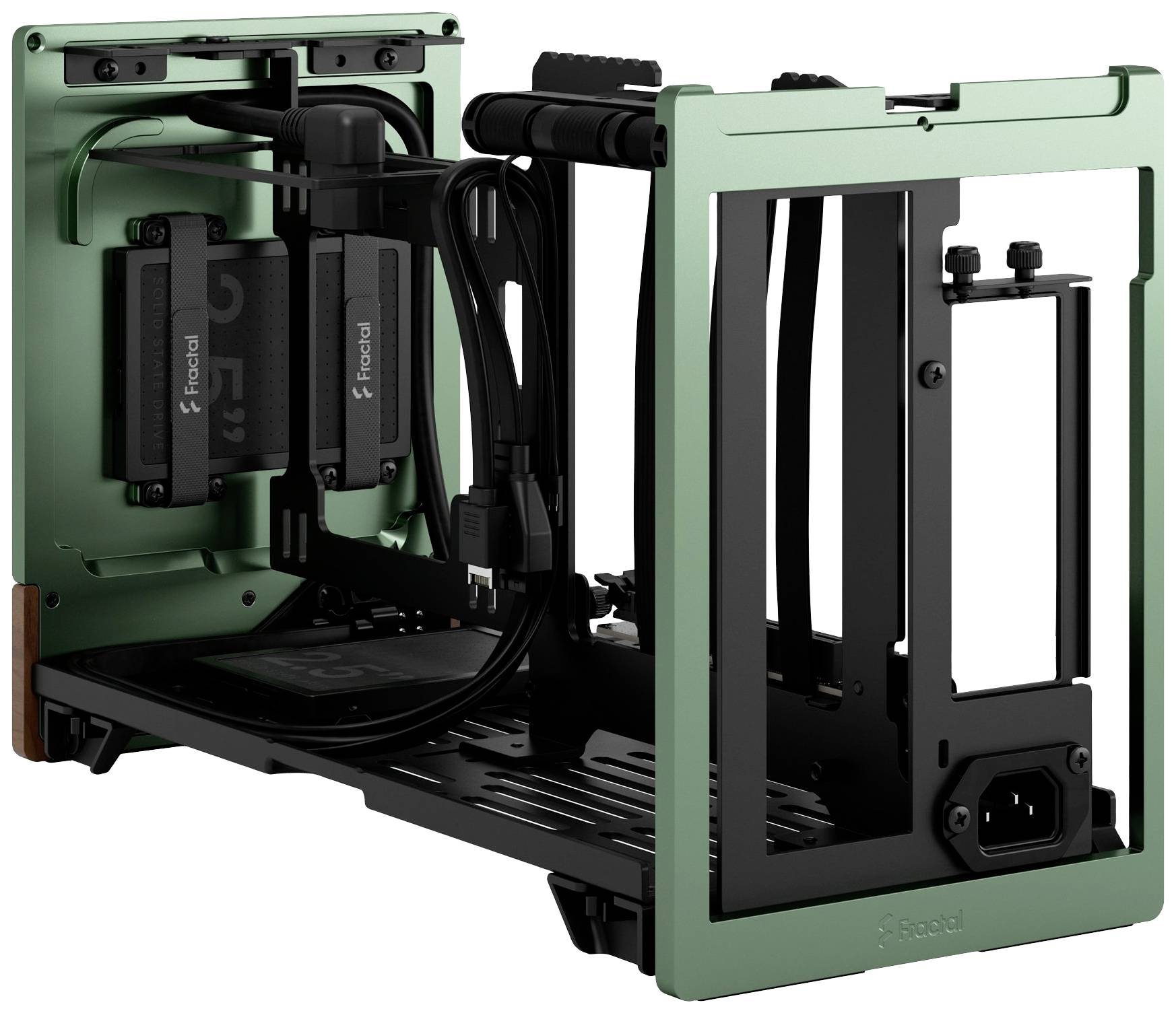 Ein offenes grünes Computergehäuse mit eingebauten Festplatten. Kabel und Anschlüsse sind sichtbar, kein Motherboard installiert.