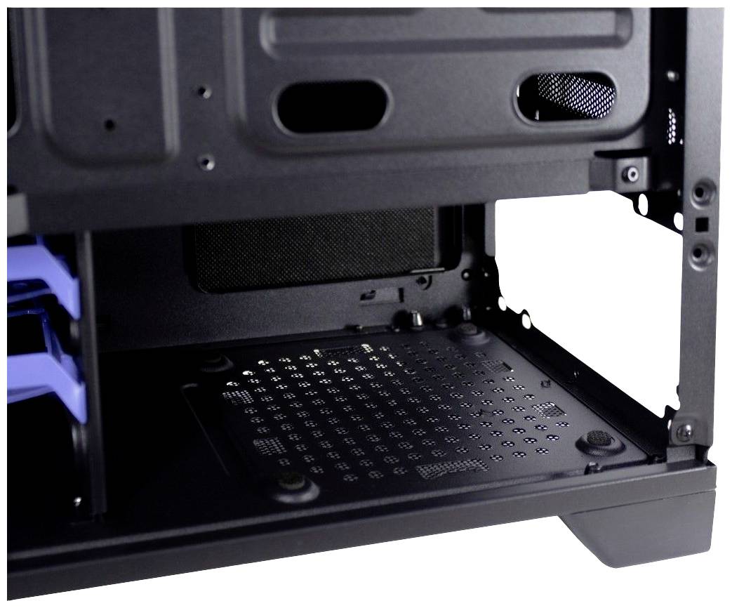 Unterseite eines offenen Computergehäuses mit schwarzer Bodenplatte und blauen Laufwerksschächten auf der linken Seite.