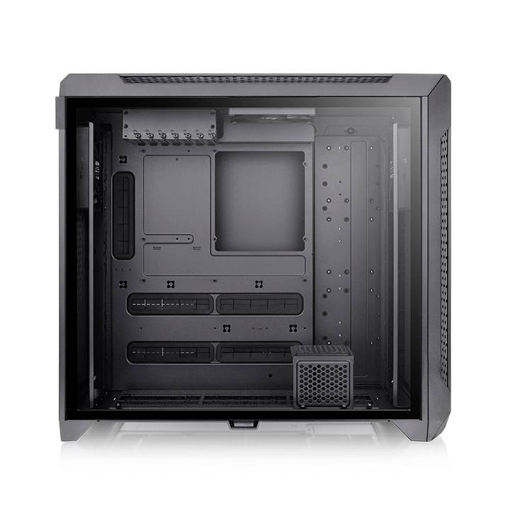 Schwarzes PC-Gehäuse mit transparentem Seitenpanel, das ein leeres Inneres zeigt, bereit für Computerbauteile.