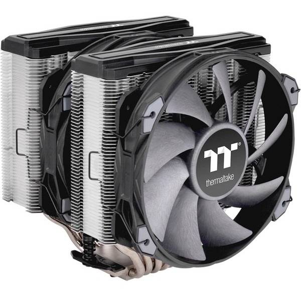 Ein großer CPU-Kühler mit zwei Ventilatoren und lamellenartigen Kühlrippen zur effizienten Wärmeabfuhr in einem Computer.