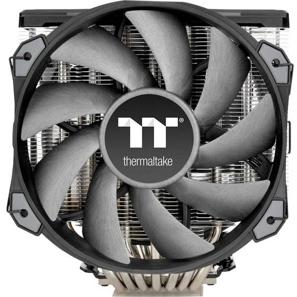 Ein großer CPU-Kühler mit grauen Lüfterblättern und der Aufschrift 'thermaltake' auf der Vorderseite, zeigt ein industrielles Design.