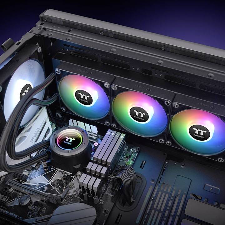 Ein offener Computer zeigt ein Mainboard mit installierter Wasserkühlung und leuchtenden RGB-Lüftern in verschiedenen Farben.