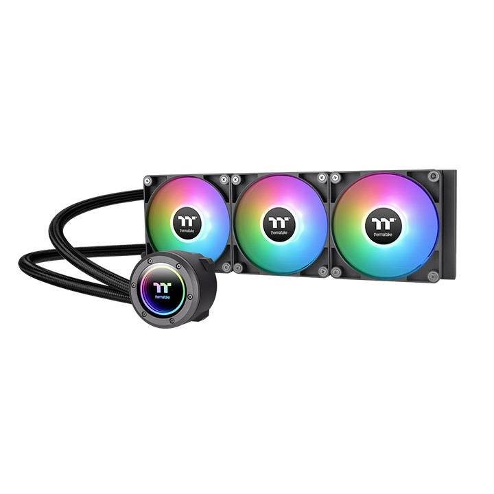 Dreifache RGB-CPU-Wasserkühlung mit beleuchteter Pumpe und Lüftern, Markenlogo in der Mitte sichtbar.