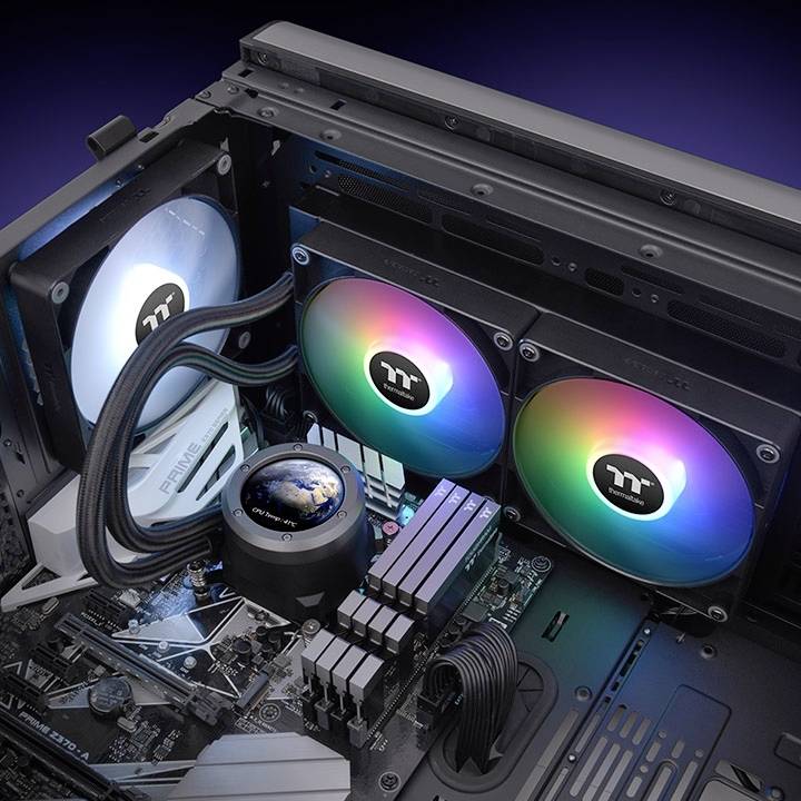 Gaming-PC-Innenansicht mit RGB-beleuchtetem Kühler, zwei Lüftern und offengelegten Komponenten, die hochwertige Technik zeigen.