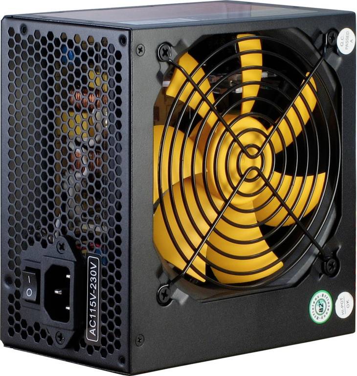 Ein Computernetzteil mit gelbem Lüfter und schwarzem Gehäuse. Stromschalter und Spannungsbereich 'AC 115V-230V' sind sichtbar.