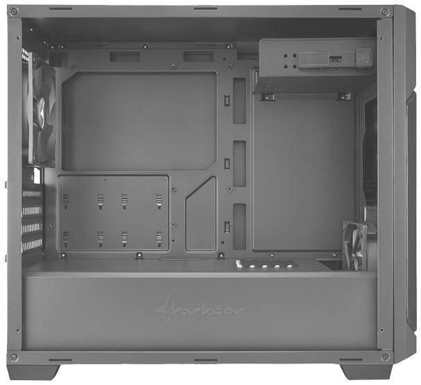 Ein offenes PC-Gehäuse mit Lüfter, Festplattenrahmen und Einbauschächten. Markenname 'Sharkoon' auf der Vorderseite.