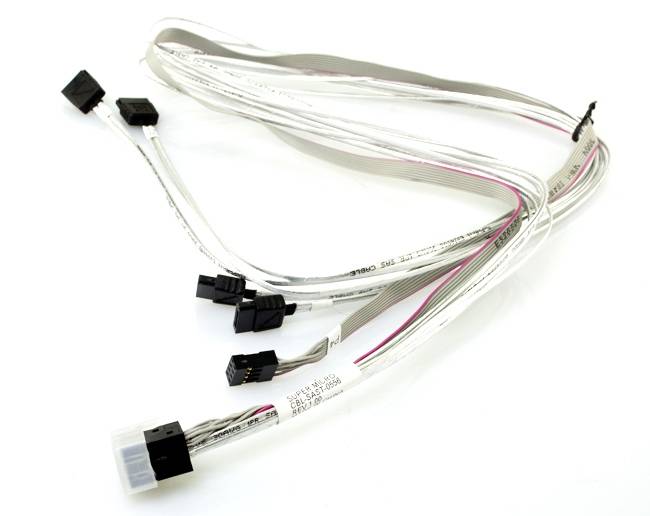 Ein Bündel von weißen und grauen Kabeln mit schwarzen Steckern an den Enden, verwendet für elektronische Verbindungen.