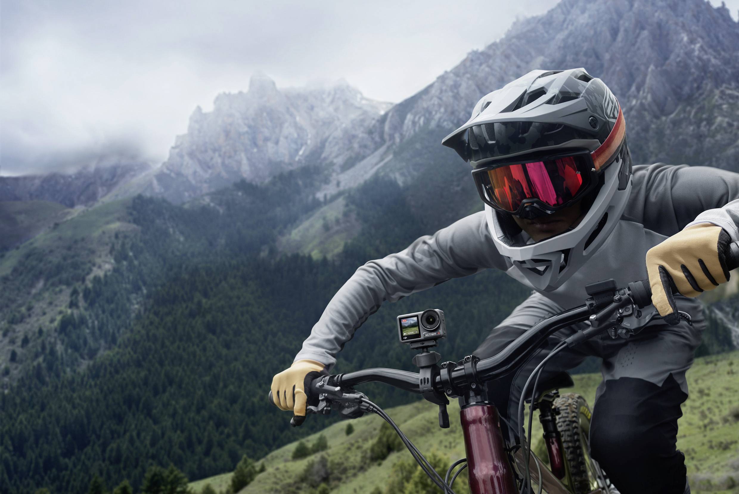 DJI Osmo Action 4 Standard Combo Action Cam 4K, Ultra HD, WLAN, Dual-Display, Wasserfest, Touch-Screen, Zeitlupe, Staubgeschützt, Frostbeständig, In