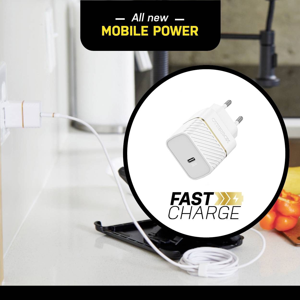 Ein Ladegerät steckt in einer Steckdose. Vorne steht 'FAST CHARGE'. Im Hintergrund: ein Smartphone in einer Halterung.