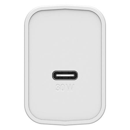 Ein weißes Ladegerät mit einem USB-C-Anschluss, darunter die Aufschrift '30W'.