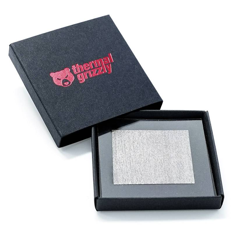 Schwarze Verpackung mit rotem Logo 'thermal grizzly', enthält eine quadratische Metallplatte.
