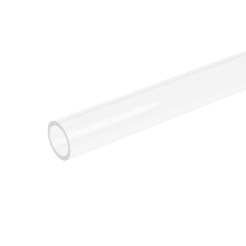 Ein durchsichtiges Glasrohr, horizontal liegend, auf weißem Hintergrund.