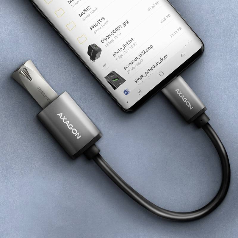Smartphone mit USB-OTG-Kabel an einem USB-Stick angeschlossen. Der Bildschirm zeigt Dateien und Ordner an.