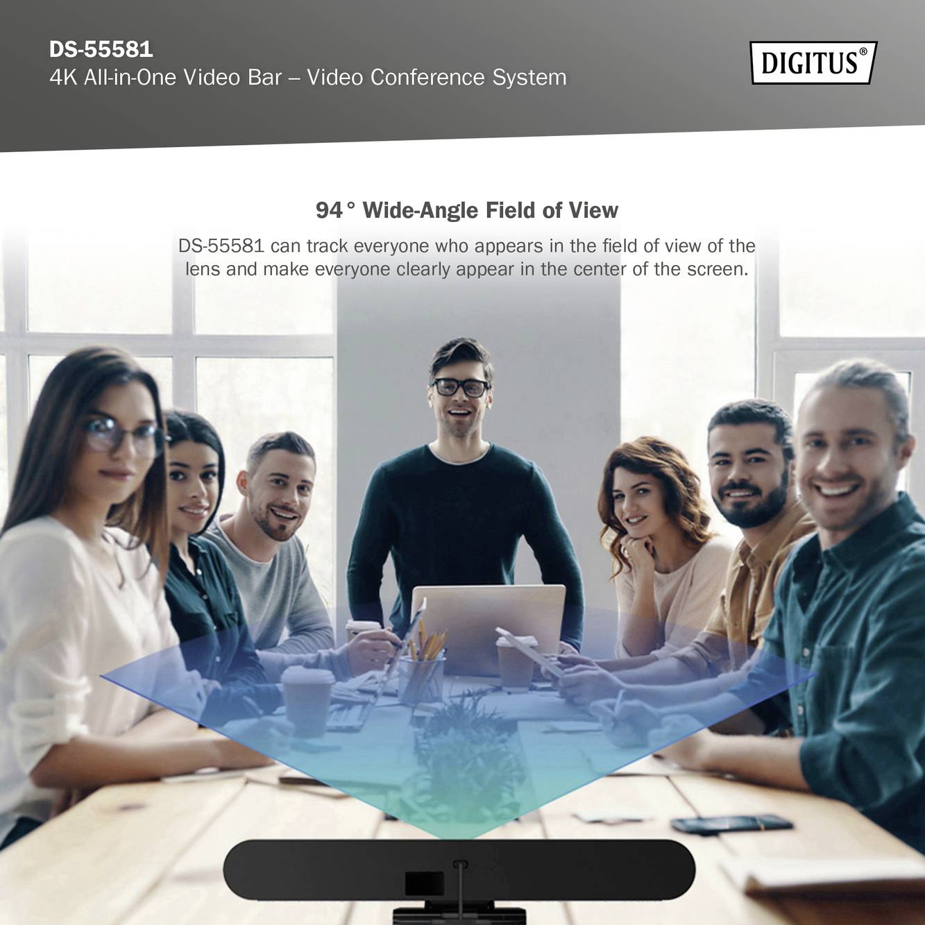 'DS-55581 4K All-in-One Video Bar – Videokonferenzsystem' mit breitem 94° Sichtfeld. Acht Personen sitzen an einem Tisch und schauen in die Kamera.