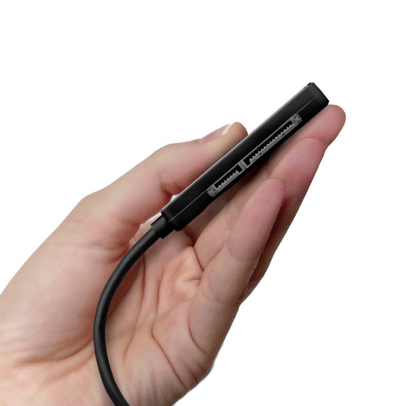 Eine Hand hält einen SATA-Adapterstecker.