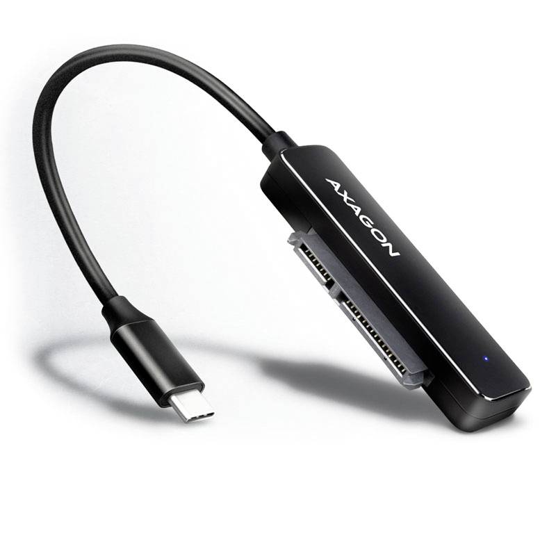 USB-C Adapter mit SATA-Port für Festplattenverbindungen. Gerät ist schwarz mit Markenname auf der Oberseite.