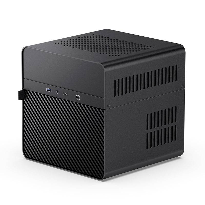 Ein kompakter, schwarzer Mini-PC mit belüfteter Oberfläche und mehreren Anschlüssen an der Vorderseite.