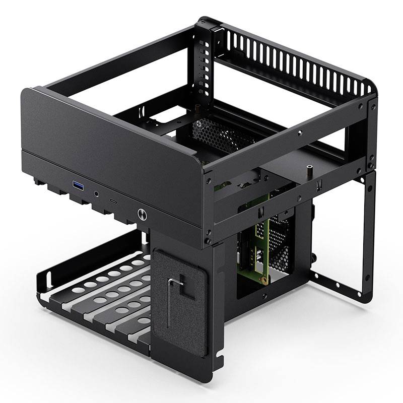 Ein offenes Computergehäuse in Schwarz mit mehreren Festplattenschächten und Anschlüssen an der Vorderseite, perspektivisch von oben links.