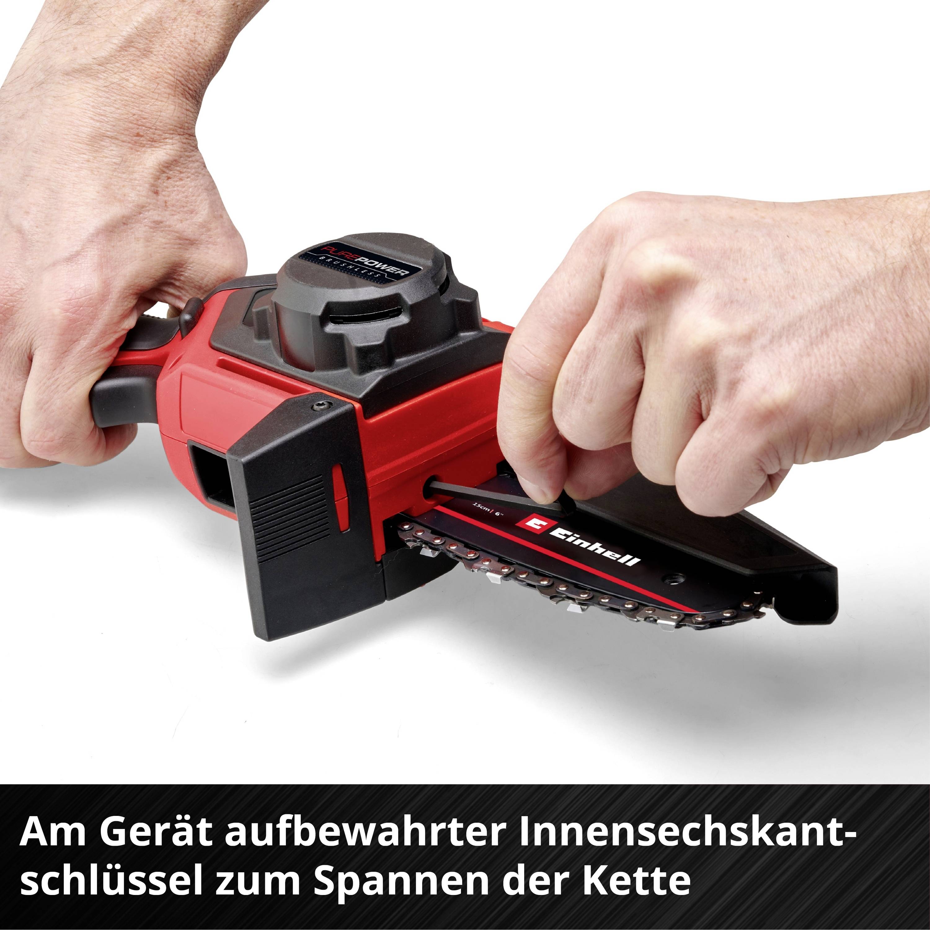 Zwei Hände bedienen eine rote Kettensäge. Text im Bild: 'Am Gerät aufbewahrter Innensechskantschlüssel zum Spannen der Kette'.