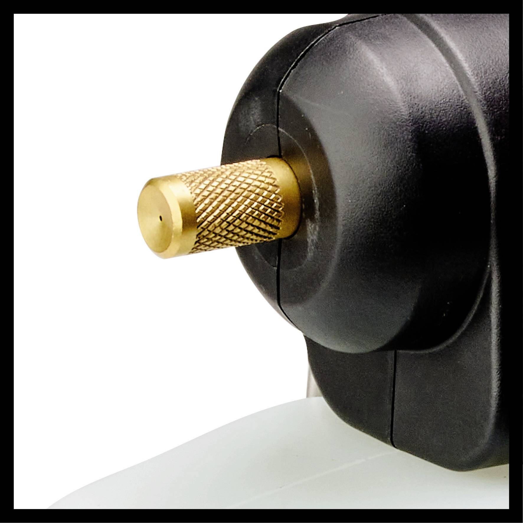 Nahaufnahme einer goldfarbenen, geriffelten Schraube an einem schwarzen Gehäuse.