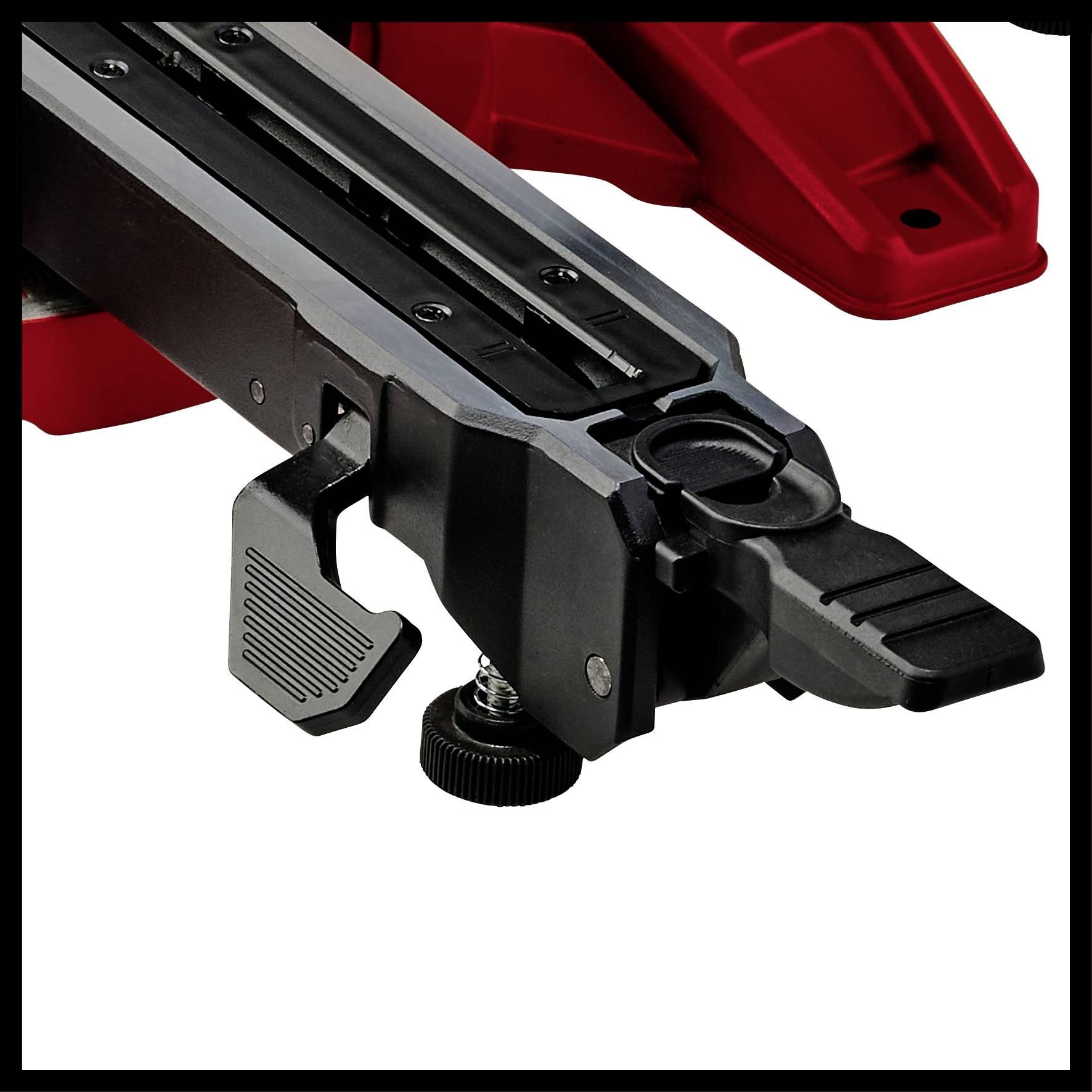 Ein schwarzer Schraubstock mit roter Basis, fokussiert auf den Griff und die Spannvorrichtung, die präzises Arbeiten ermöglichen.