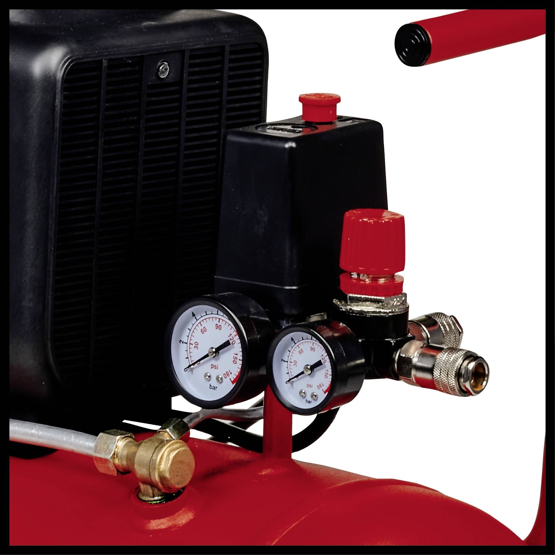 Ein roter Luftkompressor mit Manometern und einem schwarzen Gehäuse. Röhren und Ventile sind verbunden, Betriebsanzeige sichtbar.