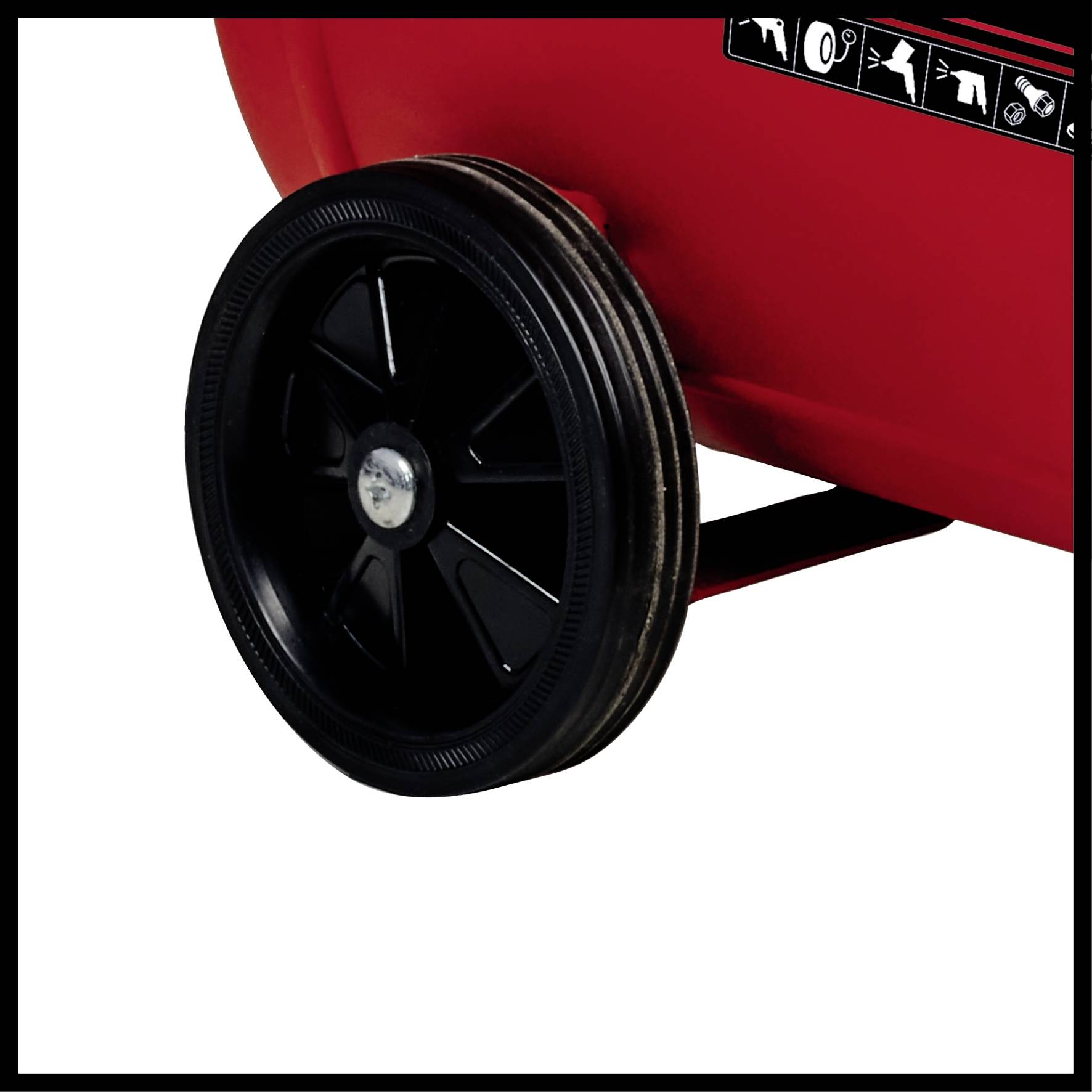 Das Bild zeigt das schwarze Rad eines roten Gerätes mit mehreren Sicherheitssymbolen oben.