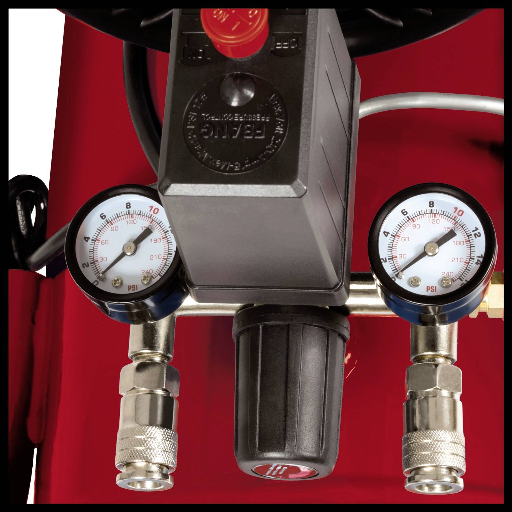 Zwei Manometer an einem Luftkompressor zeigen Druck in PSI an. Hauptventil und Schläuche sichtbar. Gebrauch für Druckluftanwendungen.