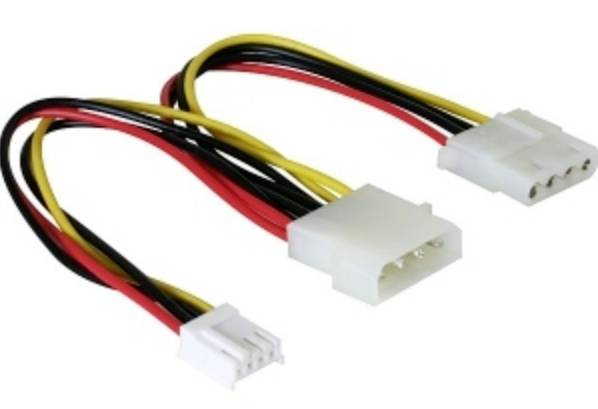 Ein Adapterkabel mit einem weißen 4-poligen Molex-Stecker, der in einen 3-poligen weißen Stecker übergeht, sowie rote, gelbe und schwarze Kabel.