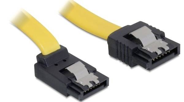 Gelbes SATA-Datenkabel mit schwarzen Anschlüssen an beiden Enden, oft genutzt zur Verbindung von Speichergeräten mit der Hauptplatine.