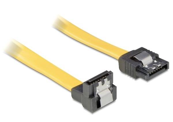 Zwei gelbe SATA-Kabel mit schwarzen Steckverbindern liegen nebeneinander. Sie dienen zum Anschluss von Festplatten an eine Hauptplatine.