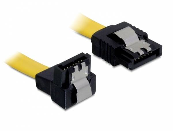 Zwei SATA-Kabel mit gelber Ummantelung liegen nebeneinander. Sie haben schwarze Stecker mit metallischen Clips zur Datenübertragung.