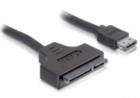 Ein schwarzes SATA-zu-USB-Kabel, das zum Verbinden von Festplatten mit einem Computer verwendet wird. Links ist der SATA-Anschluss, rechts der USB-Anschluss.