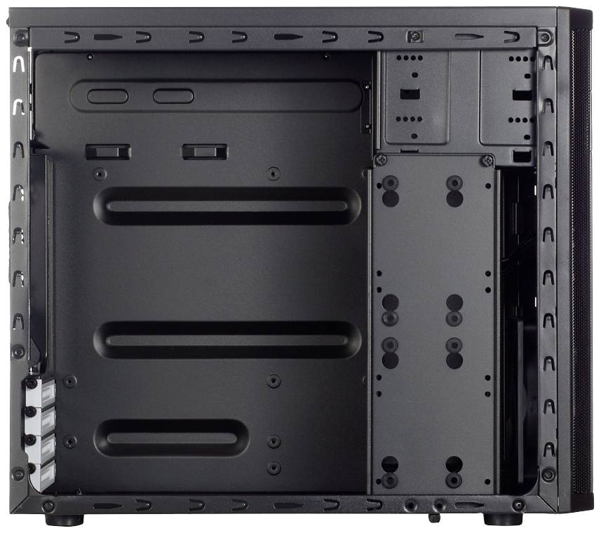 Leeres Computergehäuse mit offenem Inneren, zeigt Platz für Komponenten wie Mainboard, Festplatten und optische Laufwerke.